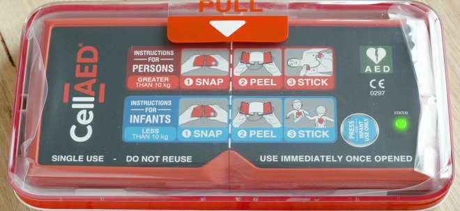 Дефибриллятор в футляре